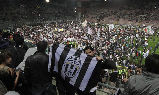 I-tifosi-della-Juventus-festeggiano-lo-scudetto-sul-campo-di-Trieste-Ansa_h_partb